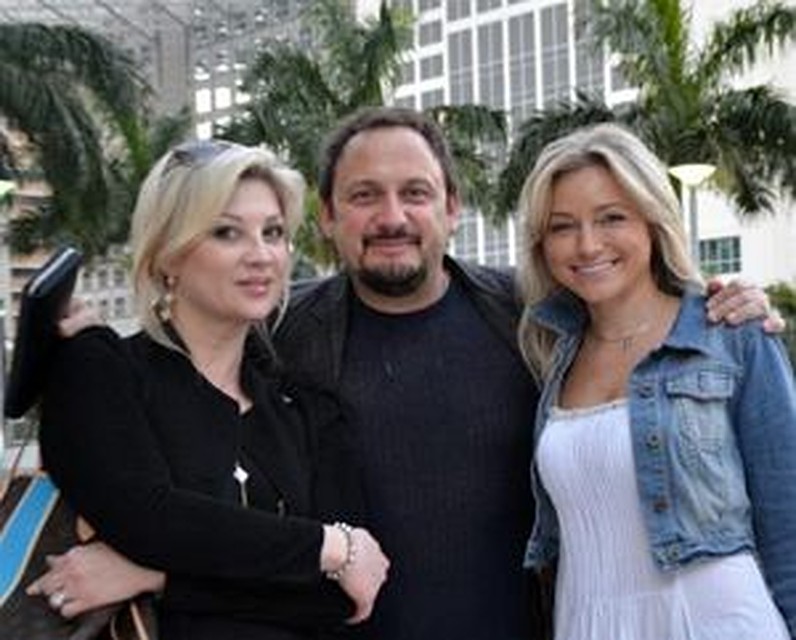 Инна Маликова (справа) с удовольствием проводила время с семьей Стаса Михайлова (на фото он с женой Инной Канчельскис). 