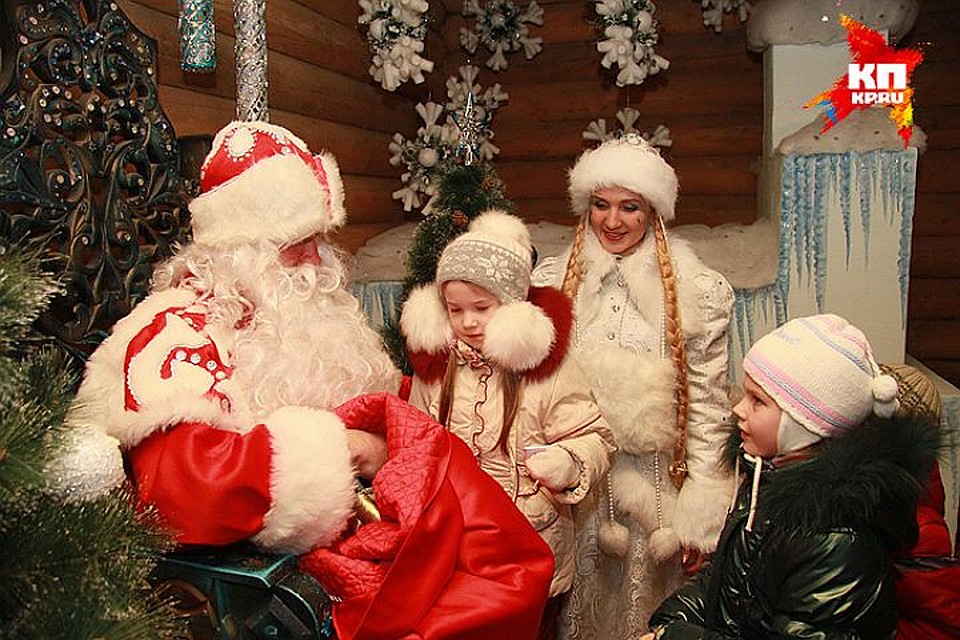 Детишки с нетерпением ждут встречи с зимним волшебником. Фото: Олег УКЛАДОВ