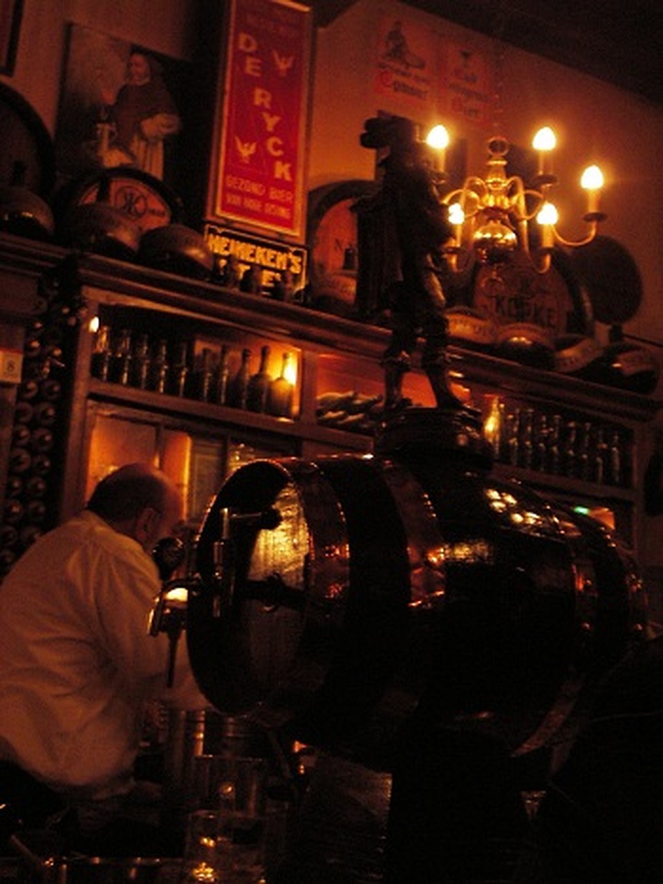 В таких вот кафе туристы и проводят амстердамские вечера. Фото: Юлия СМИРНОВА