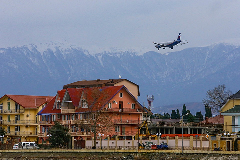 Сочи. Самолет заходит на посадку в аэропорт Адлера. Фото: Александр Демьянчук/ТАСС 
