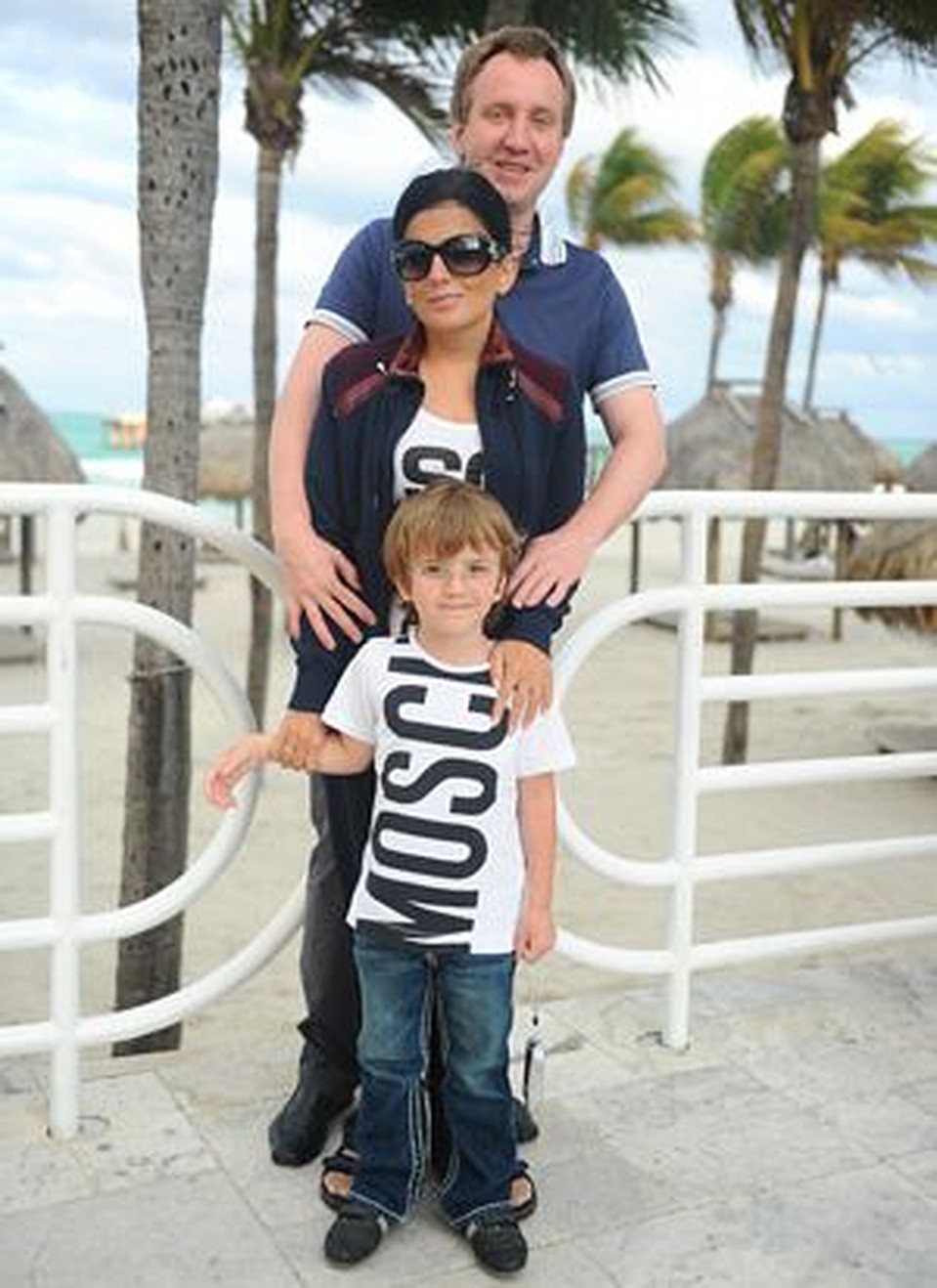 Диана Гурцкая отдыхала в Майами вместе с мужем и сыном. Но собственностью здесь пока не обзавелась, ждет еще большего падения цен. 
