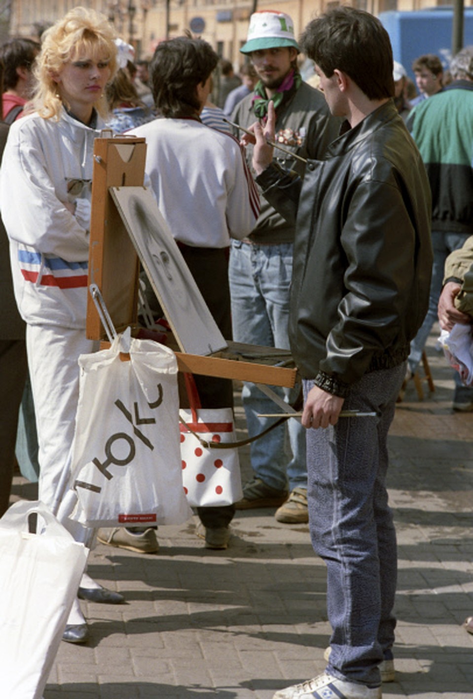 Уличный художник на Старом Арбате, 1991 год. Фото: РИА Новости