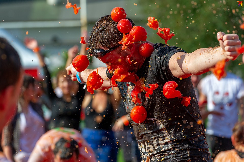 Первая в России Томатина – испанская битва помидорами – прошла в Петербурге Фото: Олег ЗОЛОТО