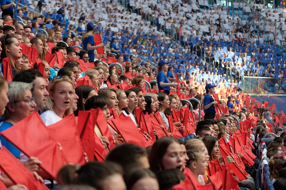 Хор из более чем 20 тысяч человек исполнил гимн России на стадионе «Газпром Арена». Фото: Артем КИЛЬКИН