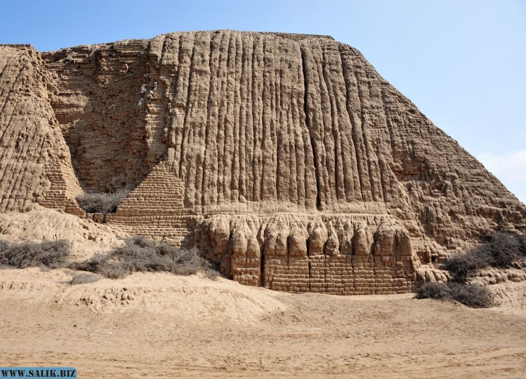 Руины Храма Солнца, построенного из саманных блоков.