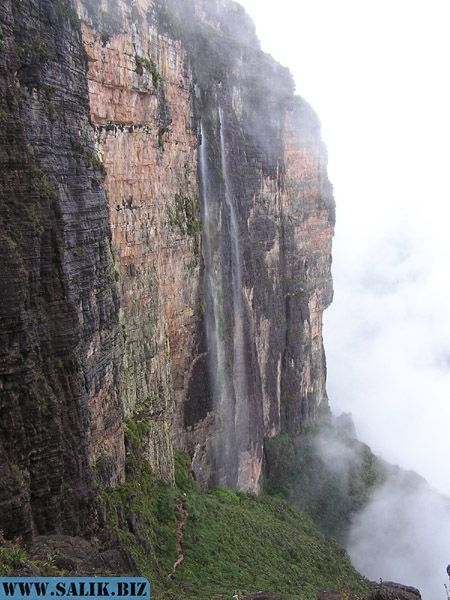 Тропа на плато Рорайма проходит через водопады.