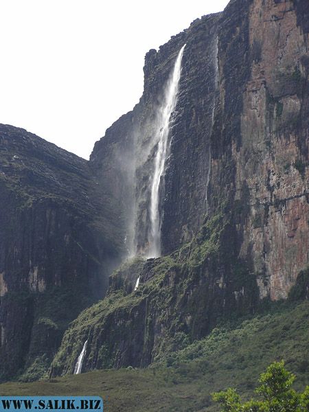 Реки вырываются водопадами ниже края плато.