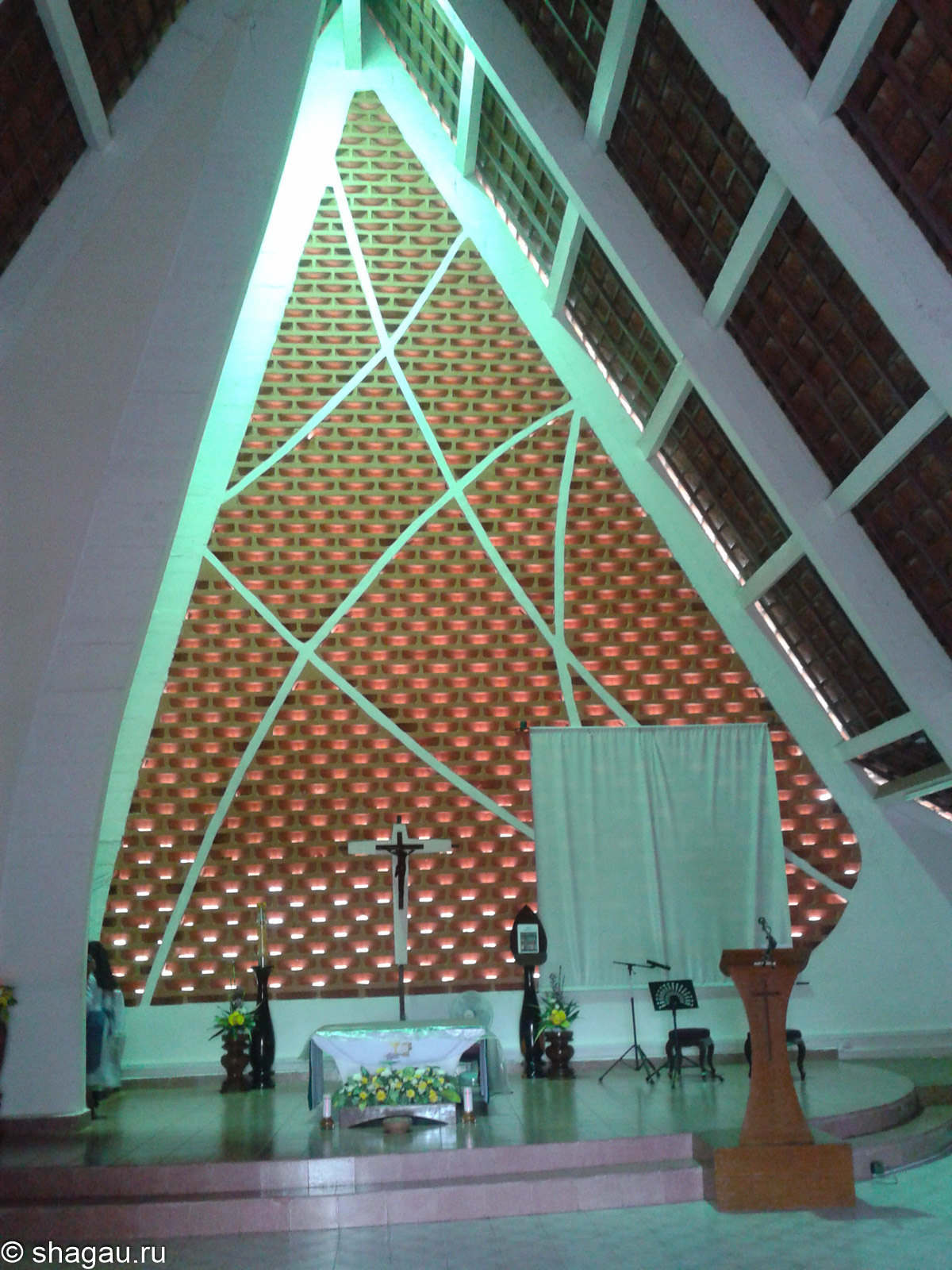 Внутри Церкви