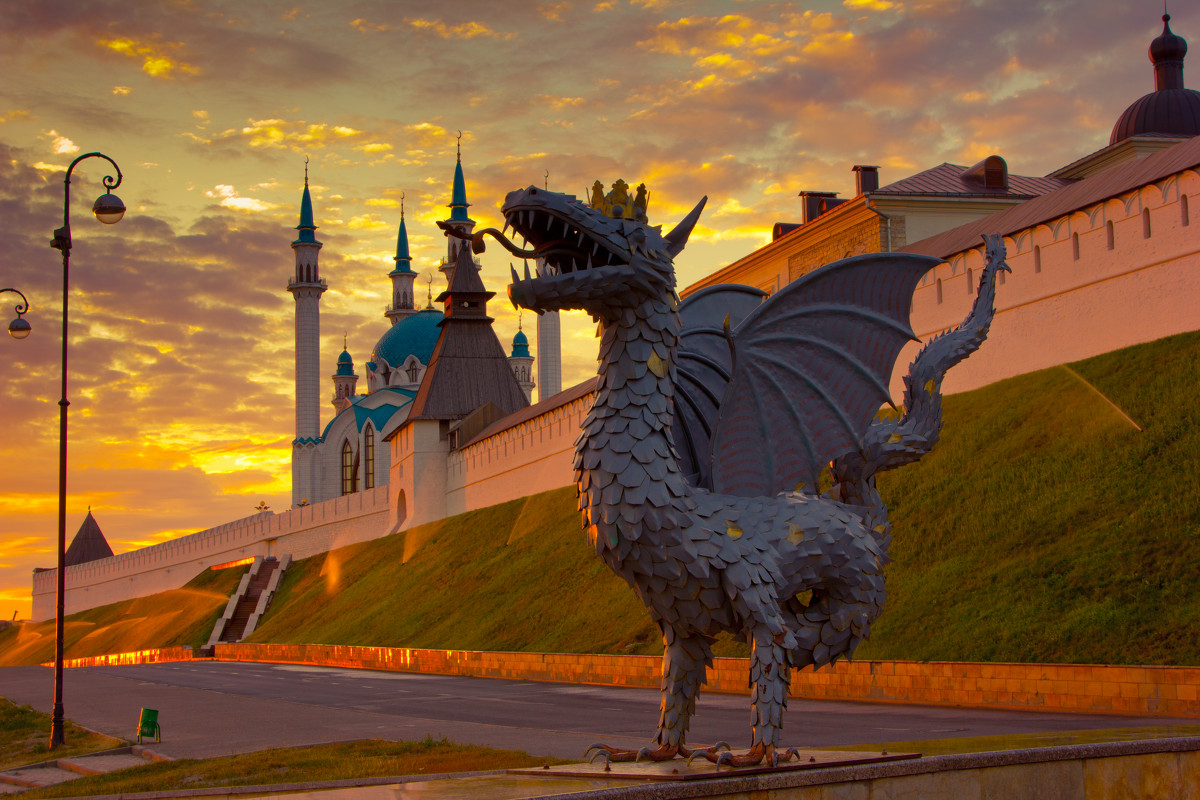 Перед отъездом из Казани не забудьте сделать памятное семейное селфи с драконом Зилантом, который стоит у кремлёвской стены.
