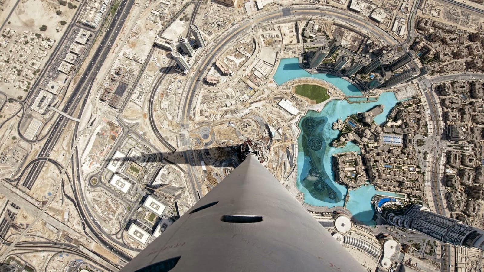 И в качестве бонуса для любознательных - путешествие на 124 этаж небоскреба Burj Khalifa. Полетаем в облаках!