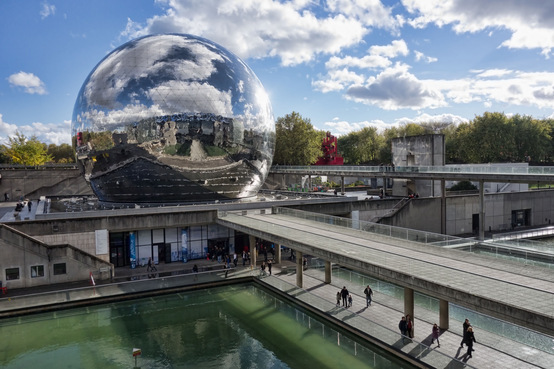 Помимо классического «Диснейленда», советуем посетить Парижский парк «Ля Вилет»