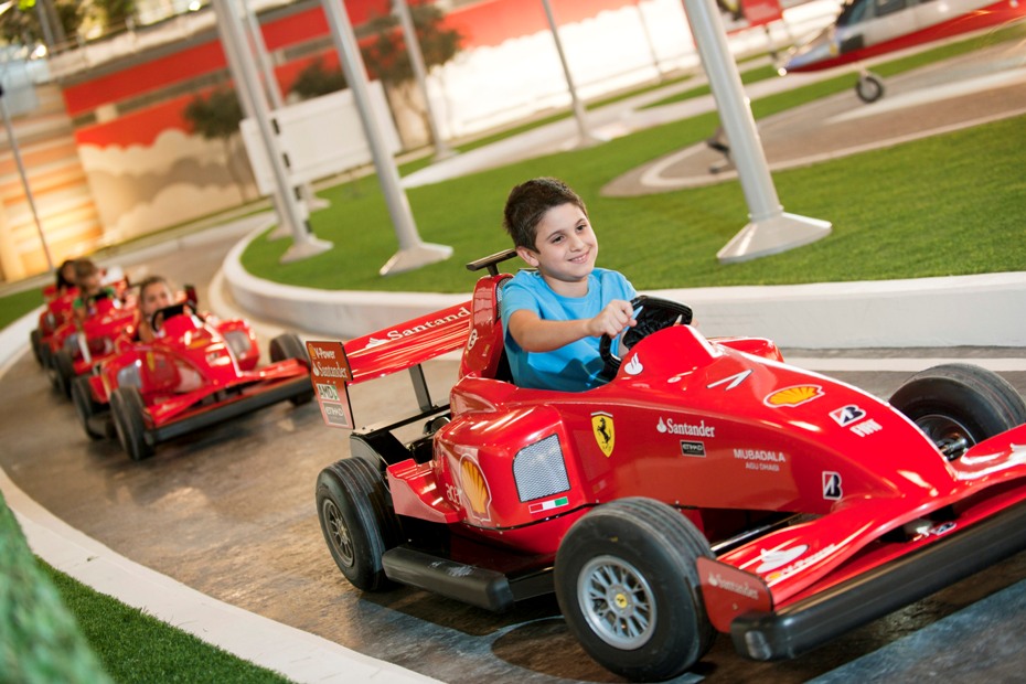 Один из дней можно полностью посвятить паркам развлечений: Ferrari World либо Wonderland. Когда наскучит плескаться в волнах Персидского залива, отправляйтесь в аквапарк. Опять же на выбор: Aquaventure либо Wild Wadi - каждый из них предлагает водные приключения на любой рост, возраст и темперамент.