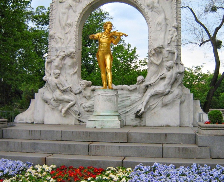 Где находится золотой памятник. Памятник Иоганну Штраусу. Памятник Штраусу в Вене. Иоганн Штраус памятник. Памятник Иоганну Штраусу в Вене.