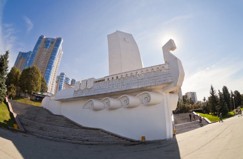 SHigh apartment buildings and monument Boat at the quay in Samara, Russia stock image