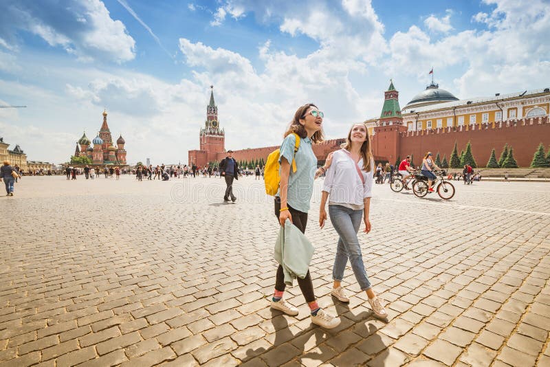 tourists walk around main attraction moscow russia red square views kremlin may moscow russia tourists walk 172599982