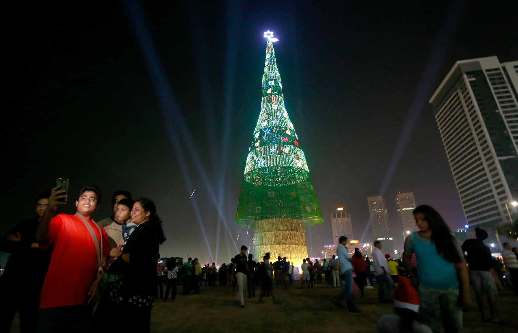 Самая высокая рождественская елка в мире, поставленная в столице страны Коломбо.
