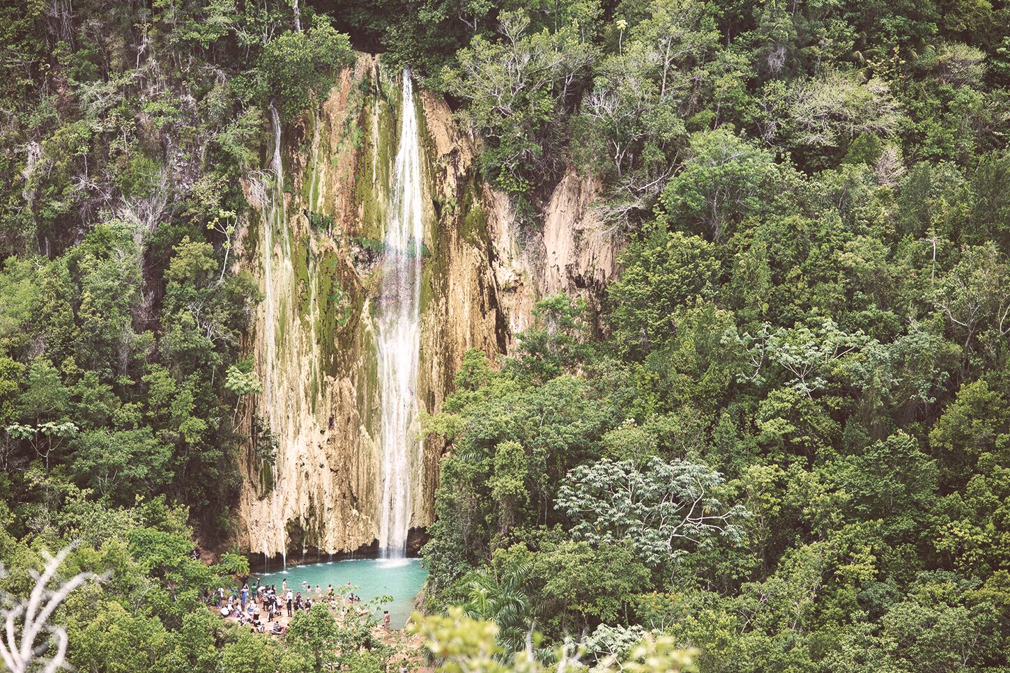 Круглый год на водопаде Эль Лимон масса желающих окунуться и разбогатеть