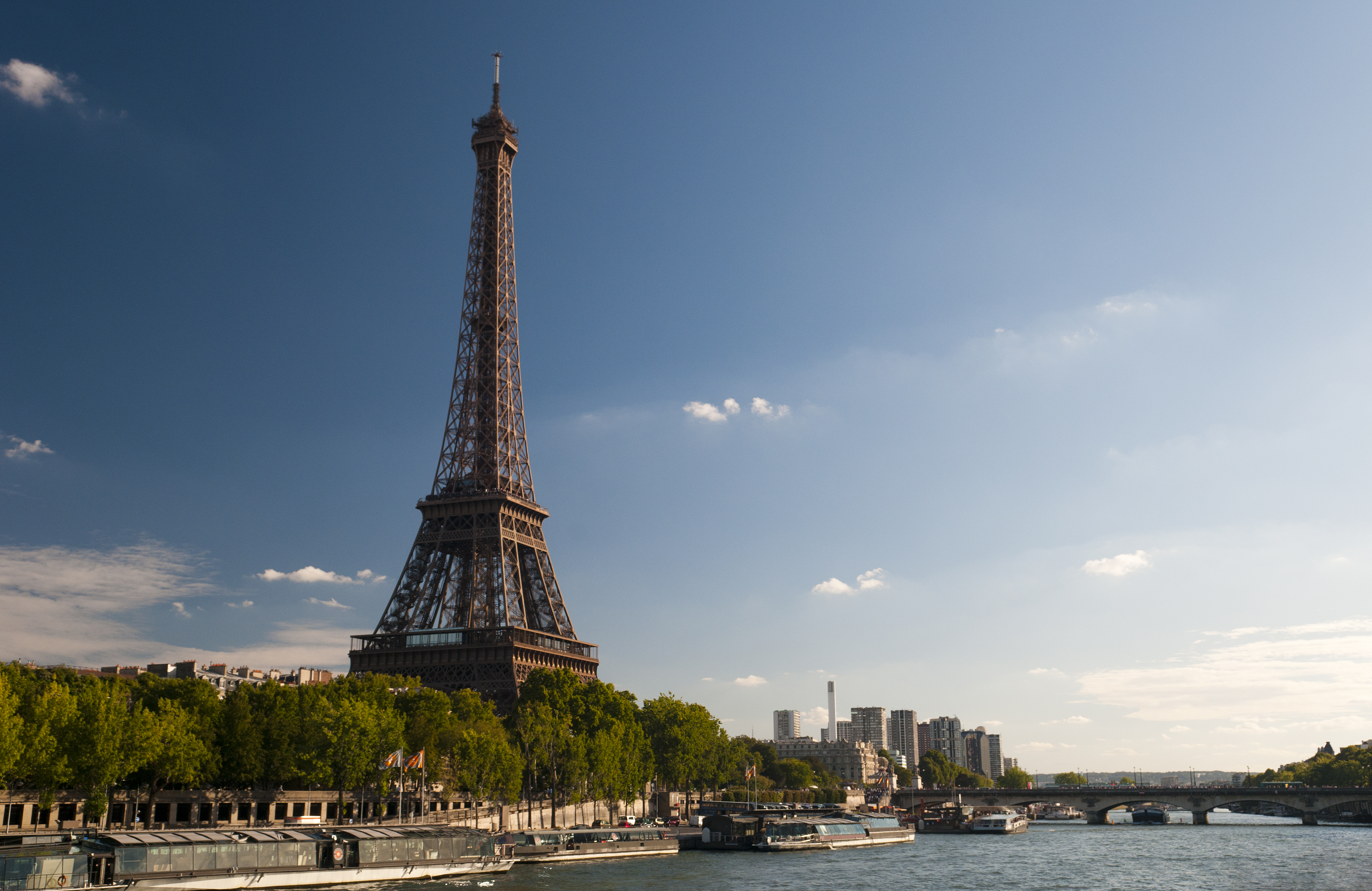 Эйфелева башня в германии. Эйфелева башня. Зиплайн с эйфелевой башни. Эйфелева башня ижевск. The eiffel tower has a.