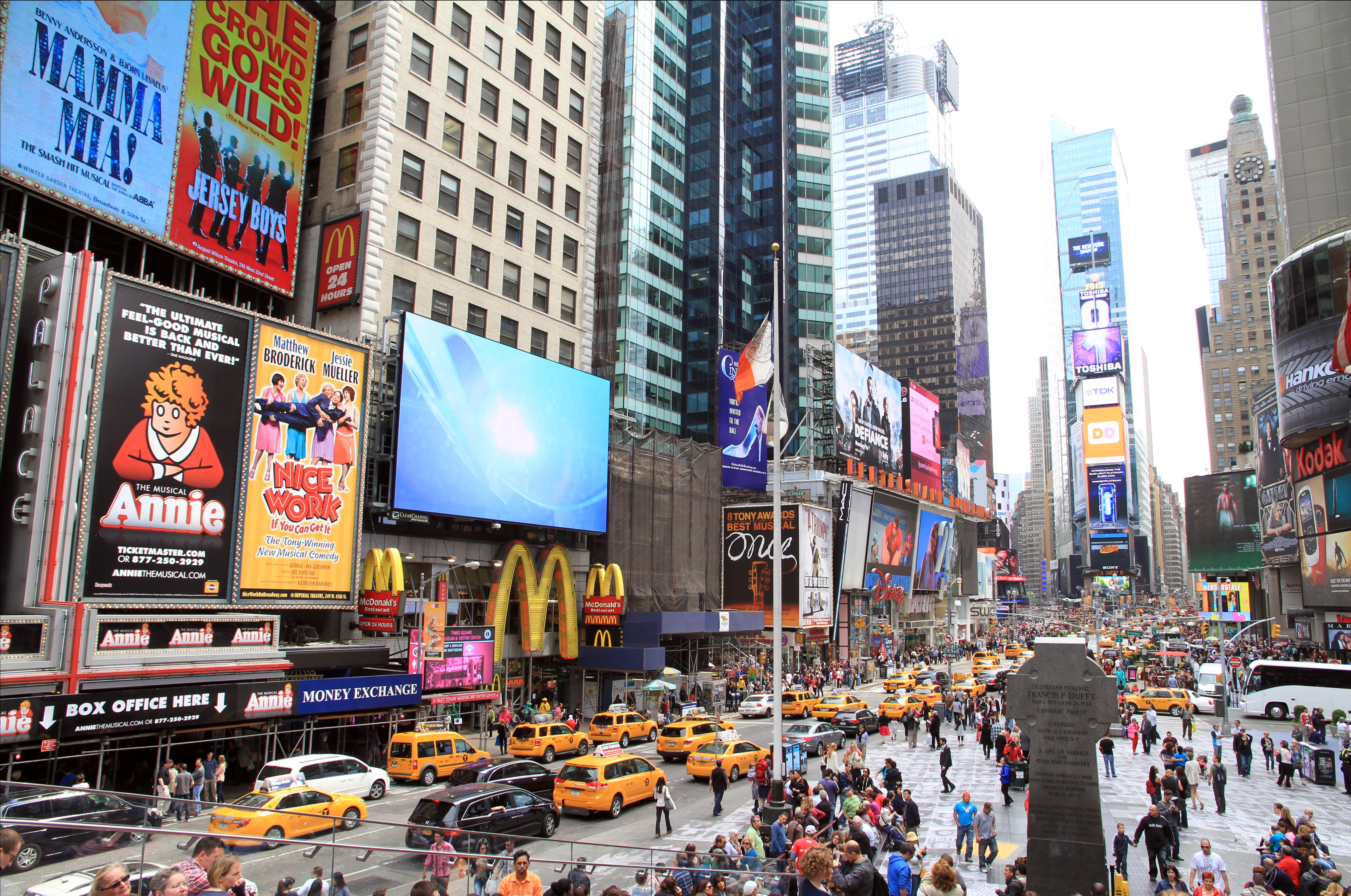 Times square. ТАЙМСКВЕР Нью-Йорк. Нью Йорк район тайм сквер. Таймс-сквер Нью-Йорк фото. Нью-Йорк Таймс сквер люди.