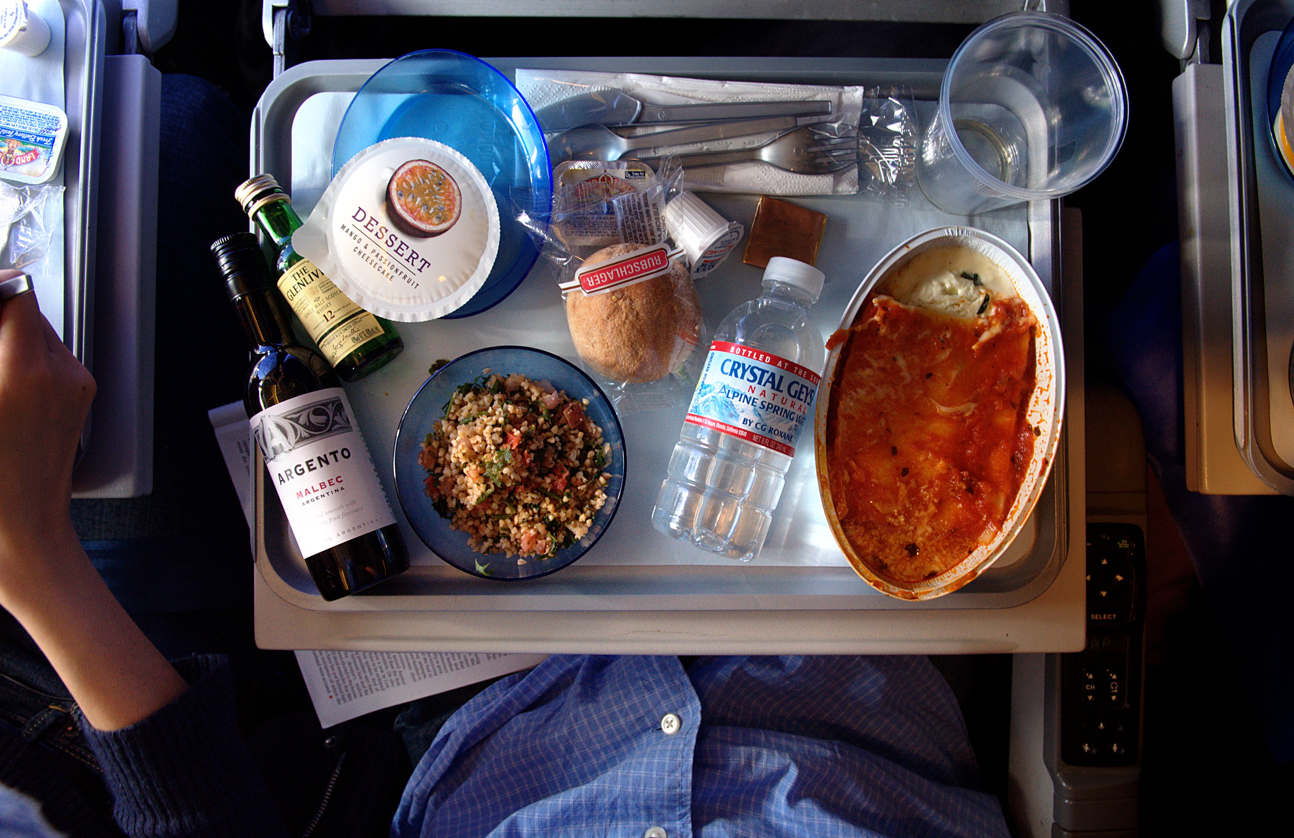 Что можно брать из еды в самолет. Еда в самолете. Обед в самолете. Еда с собой в самолет. Самолет из еды.