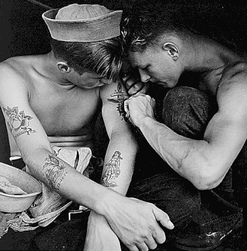 Американские моряки, украшенные типичными татуировками в стиле Моряка Джерри