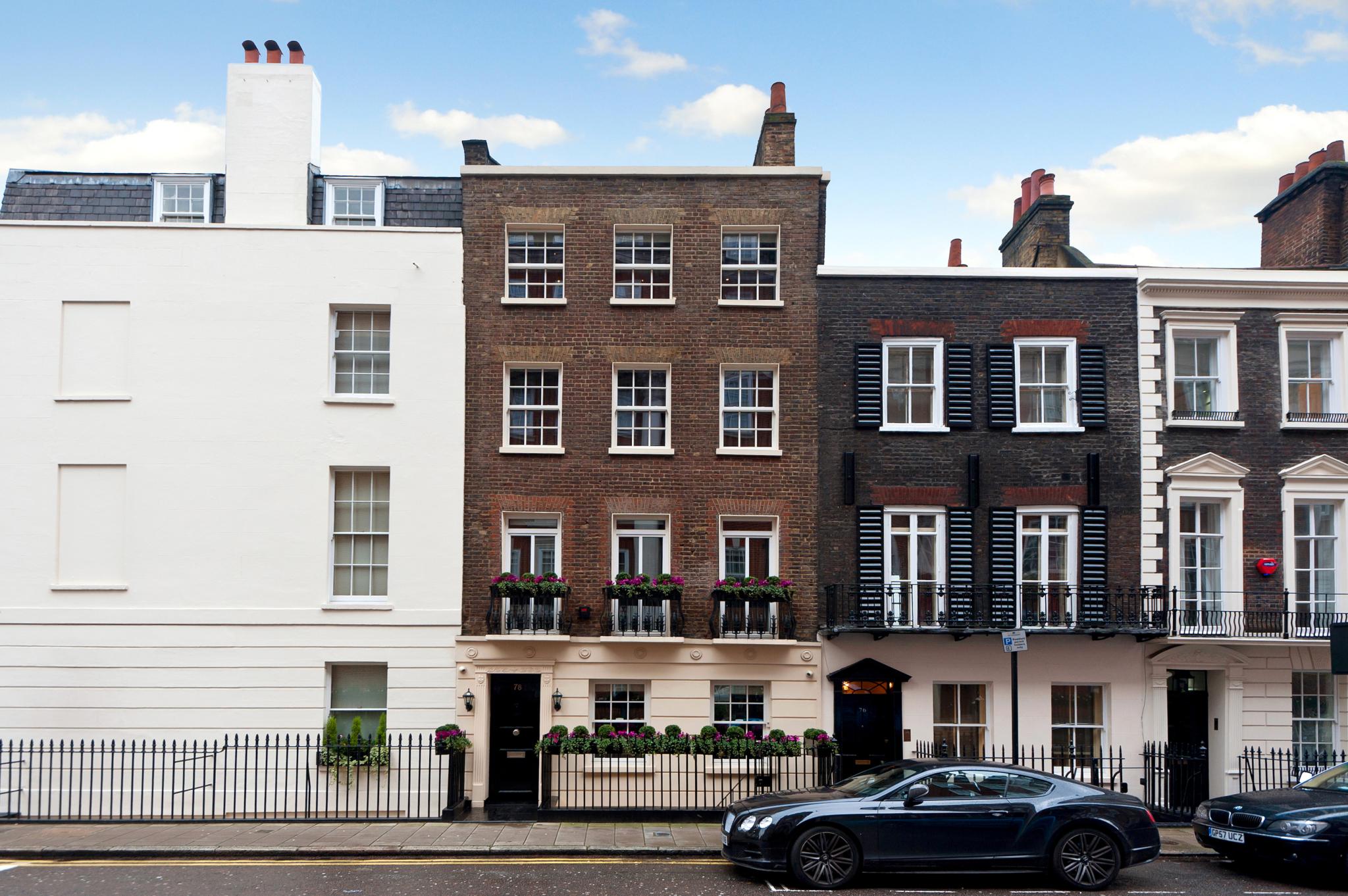 London house. Георгианские таунхаусы Лондона. Лаудер Хаус Лондон снаружи. Terraced House 17 век. Ллойд Остин его дом в Лондоне.