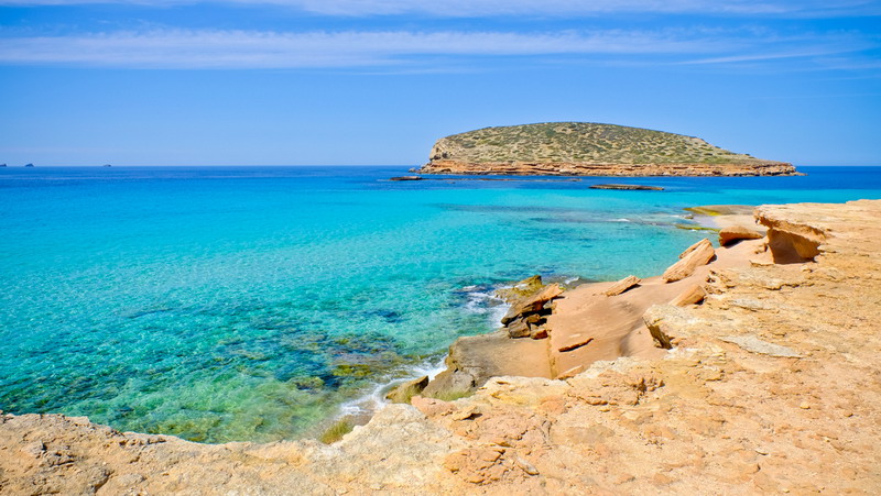 Пляж с бирюзовой водой