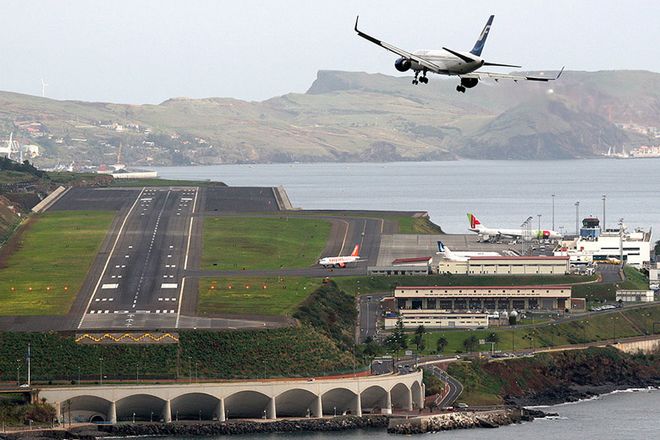 Вид на взлетно-посадочную полосу аэропорта Мадейра