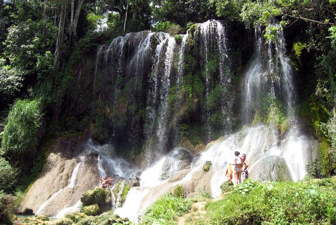 Водопад в Национальном парке Десембарко-дель-Гранма, Куба