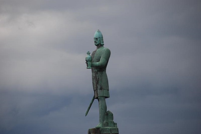 Статуя Олаву Трюггвасону