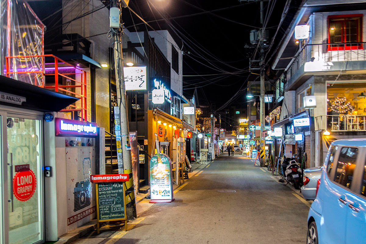 Хондэ сеул. Район Хондэ в Сеуле. Улица Итэвон в Сеуле. Hongdae Street. Улица Хондэ.