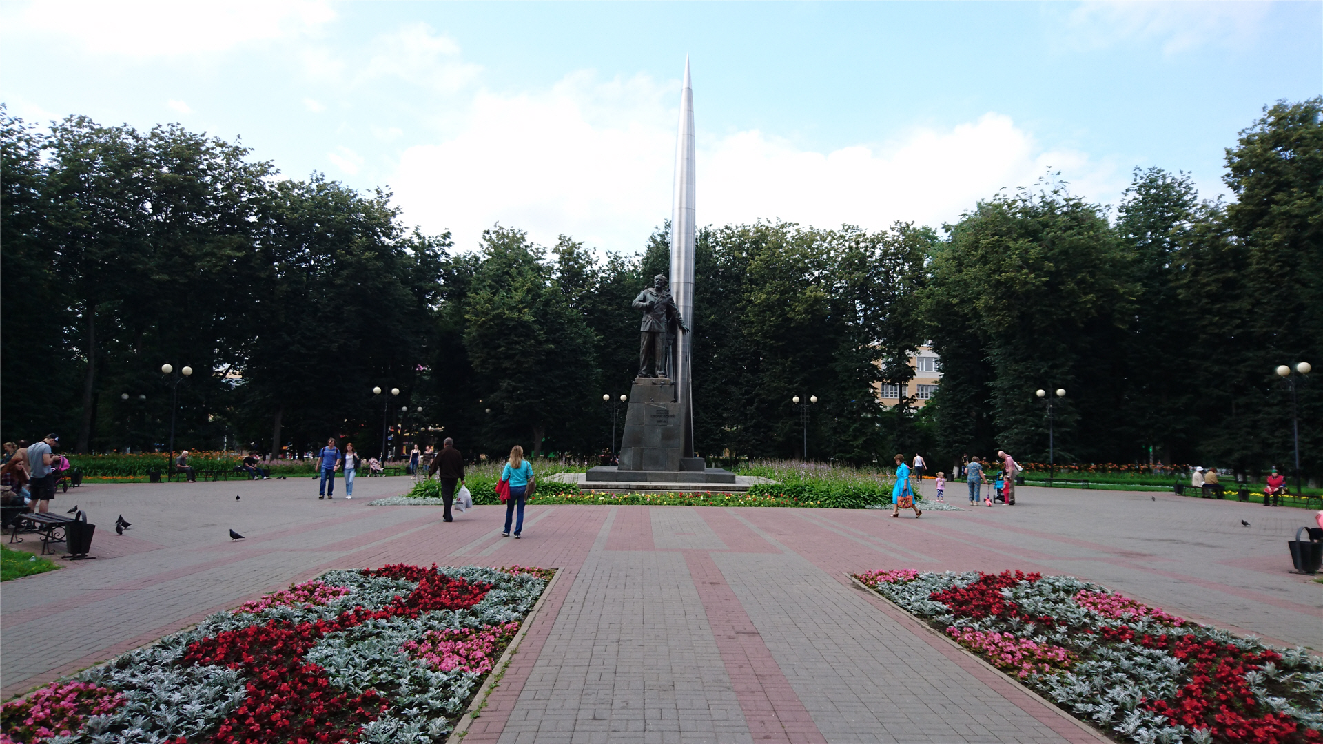 Калуга площадь. Сквер мира Калуга. Сквер мира, Калуга, площадь мира. Памятник Циолковскому в сквере мира Калуга. Площадь мира Калуга Циолковский.