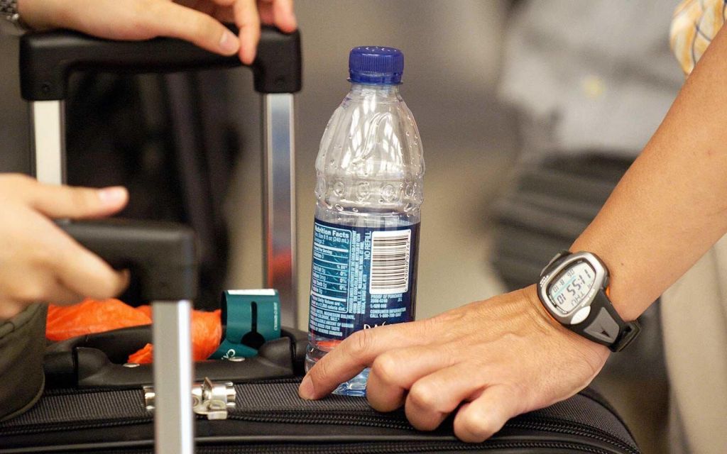 Почему нельзя проносить жидкость в самолёт