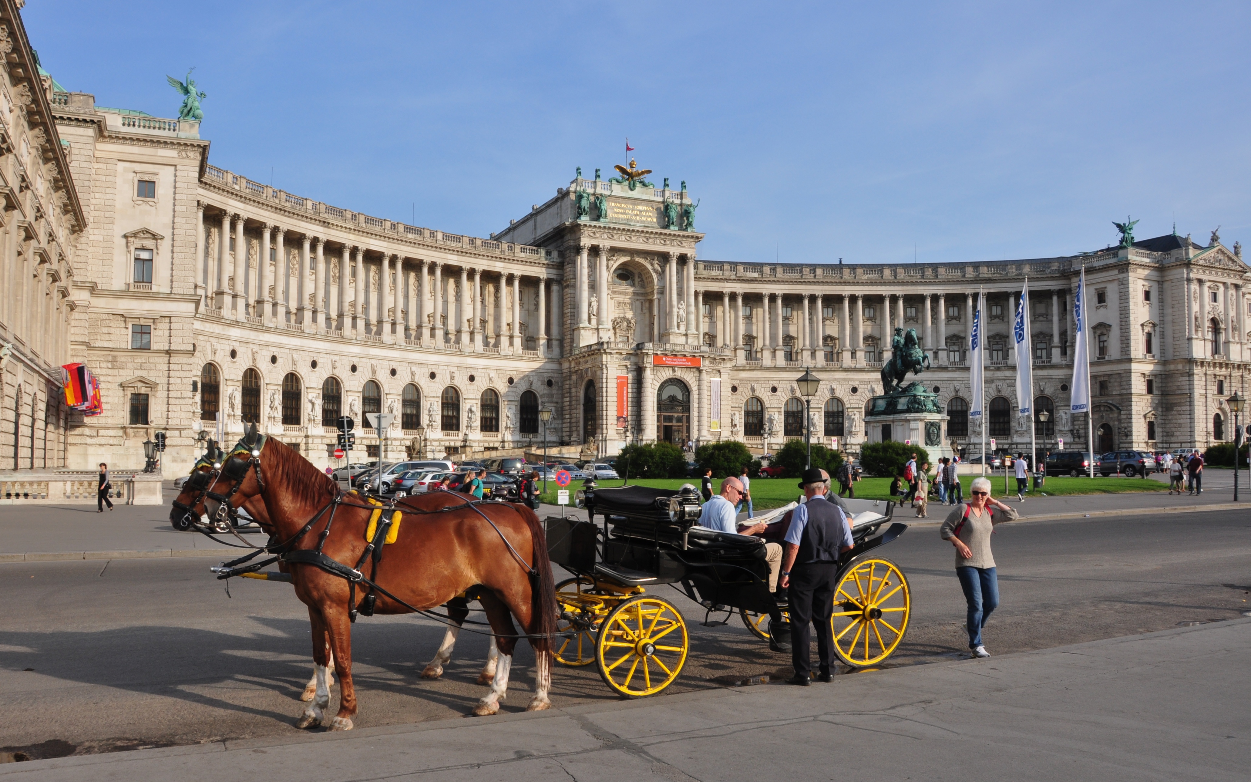 Von wien. Вена, старый Хофбург. Дворец Хофбург Вена фото. 2. Дворец Хофбург. Стоянка фиакров у дворца Хофбург.