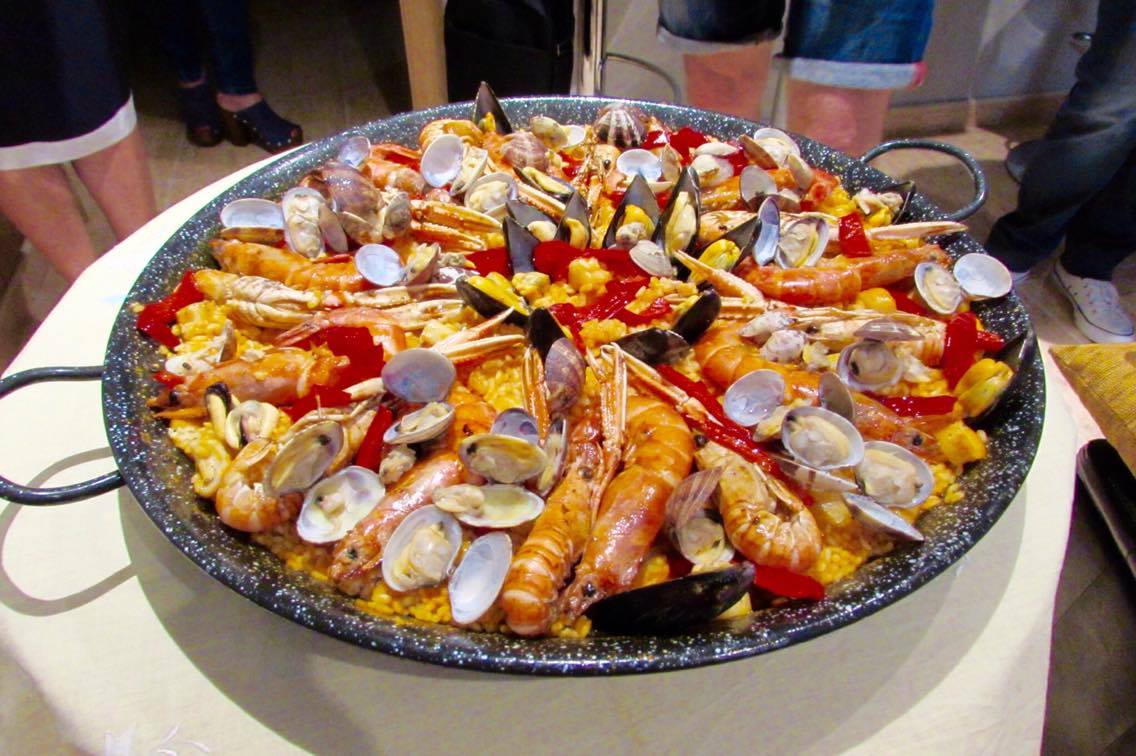 Где вкусно поесть в геленджике. Национальное блюдо Испании. Паэльв Испании. Паэлья. Традиционное блюдо в Барселоне.