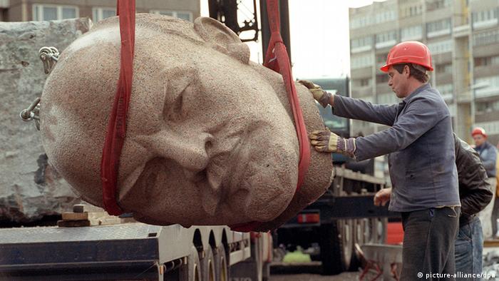 Голову Ленина грузят на платформу тягача