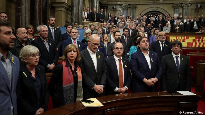 Spanien Barcelona - Katalanische Regierung und Abgeordnete singen Nationalhymne von Katalonien (Reuters/A. Gea)