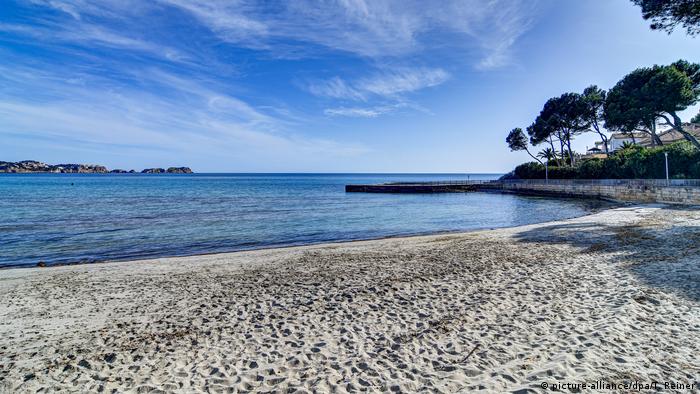 Empty sandy beach with rock outcrops and pine trees on Paguera beach, Mallorca (picture-alliance/dpa/T. Reiner)