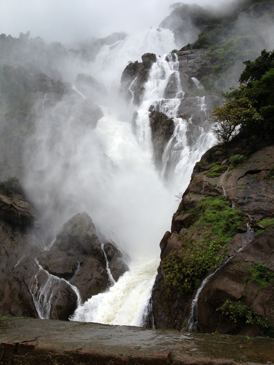 Водопад Дудхсагар в сезон дождей 