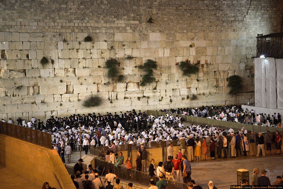 Иудеи город. Стена плача Иерусалим иудаизм. Стена плача в Иерусалиме. Святыни иудаизма Иерусалим. Иерусалимский храм стена плача.