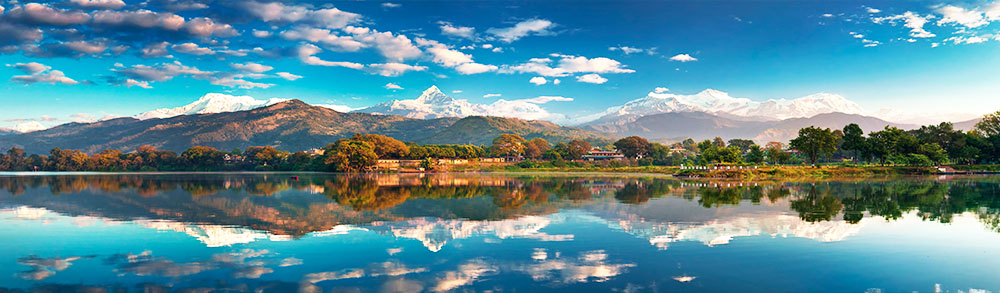 Pokhara-Nepal-na-beregu-ozera-Feva-szadi-vidny-Gimalai-panorama-v-vysokom-razreshenii-50002019.jpg