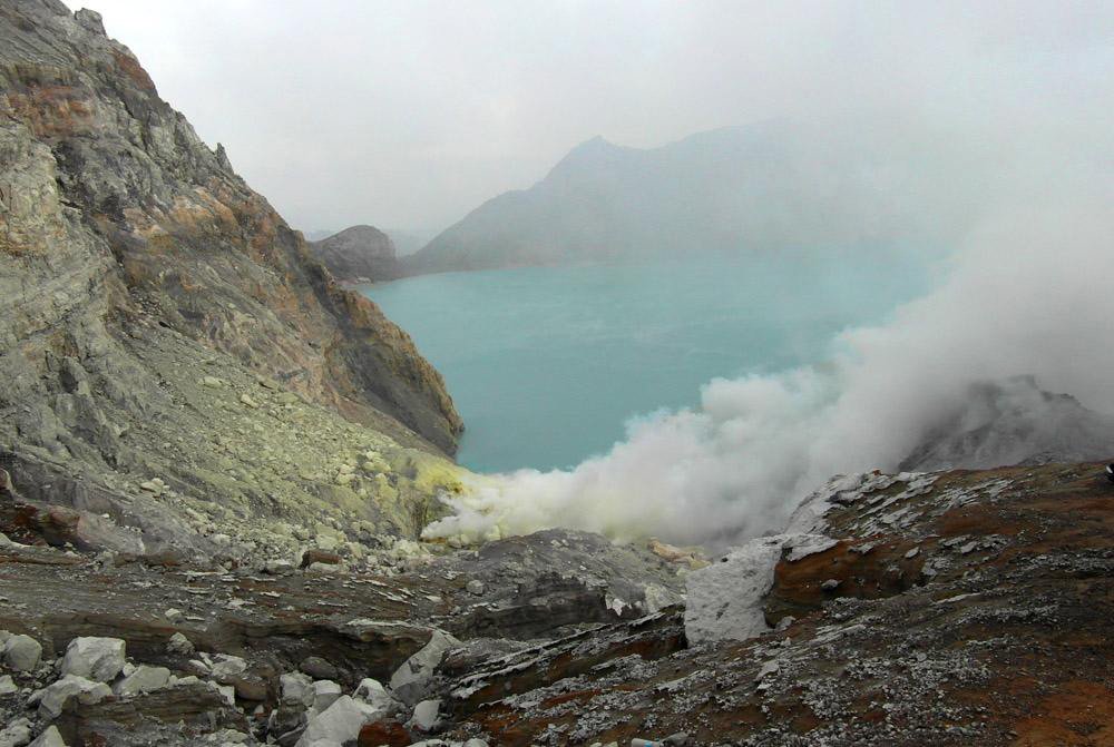 Фото: Кислотное озеро бирюзового цвета