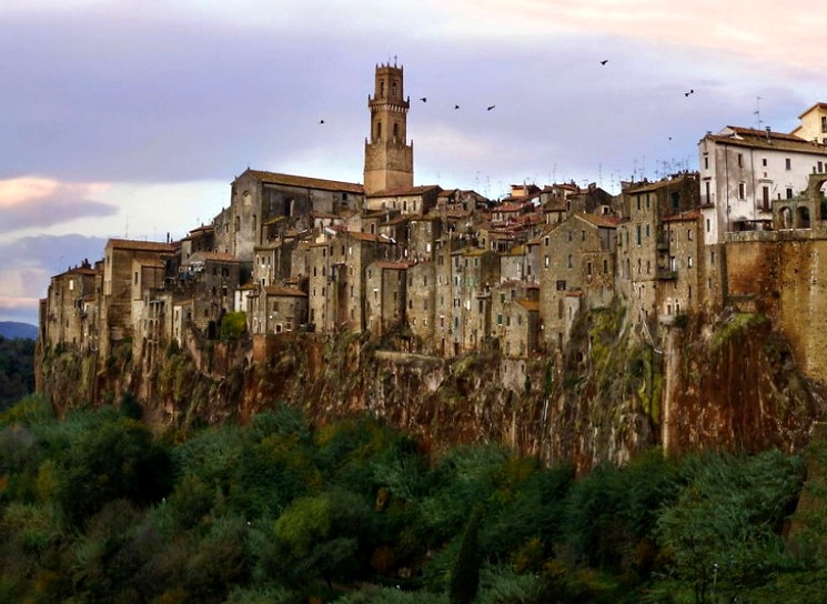 Город на скалах Питильяно, Италия