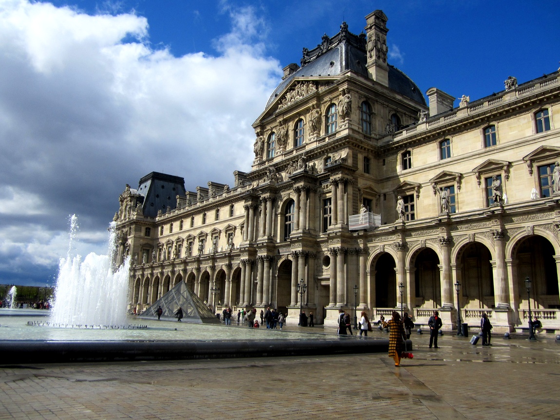 Лувр в Париже (Франция)