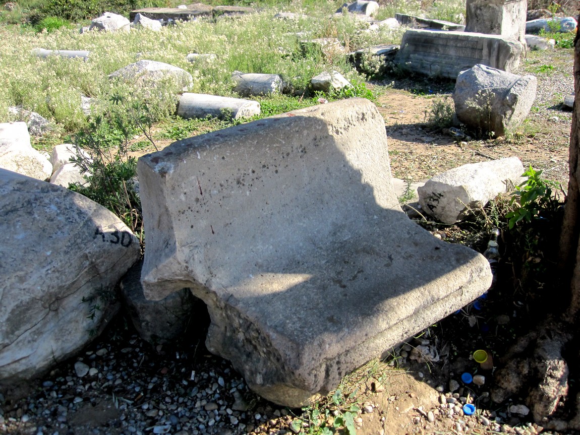 Античная каменная скамья в Сиде