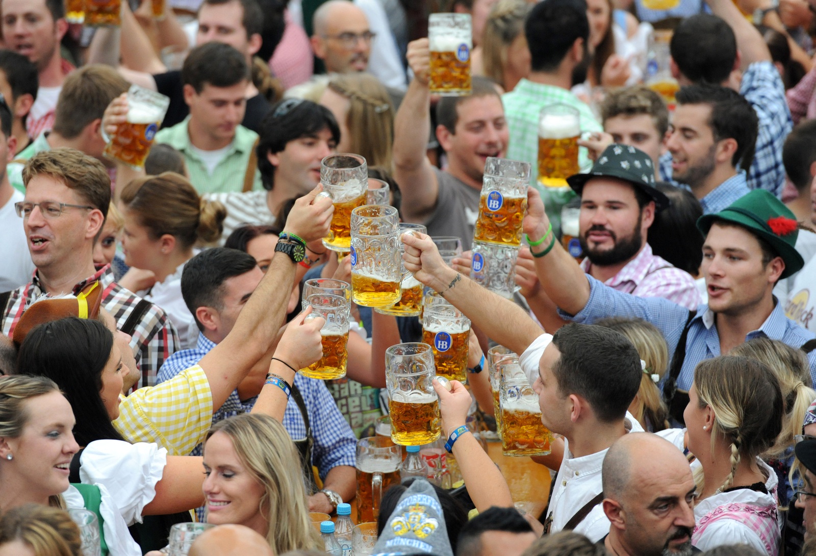 Октоберфест сколько пивоварен участвует в празднике. Октоберфест Бавария Мюнхен. Праздник Октоберфест в Германии. Октоберфест в Мюнхене.