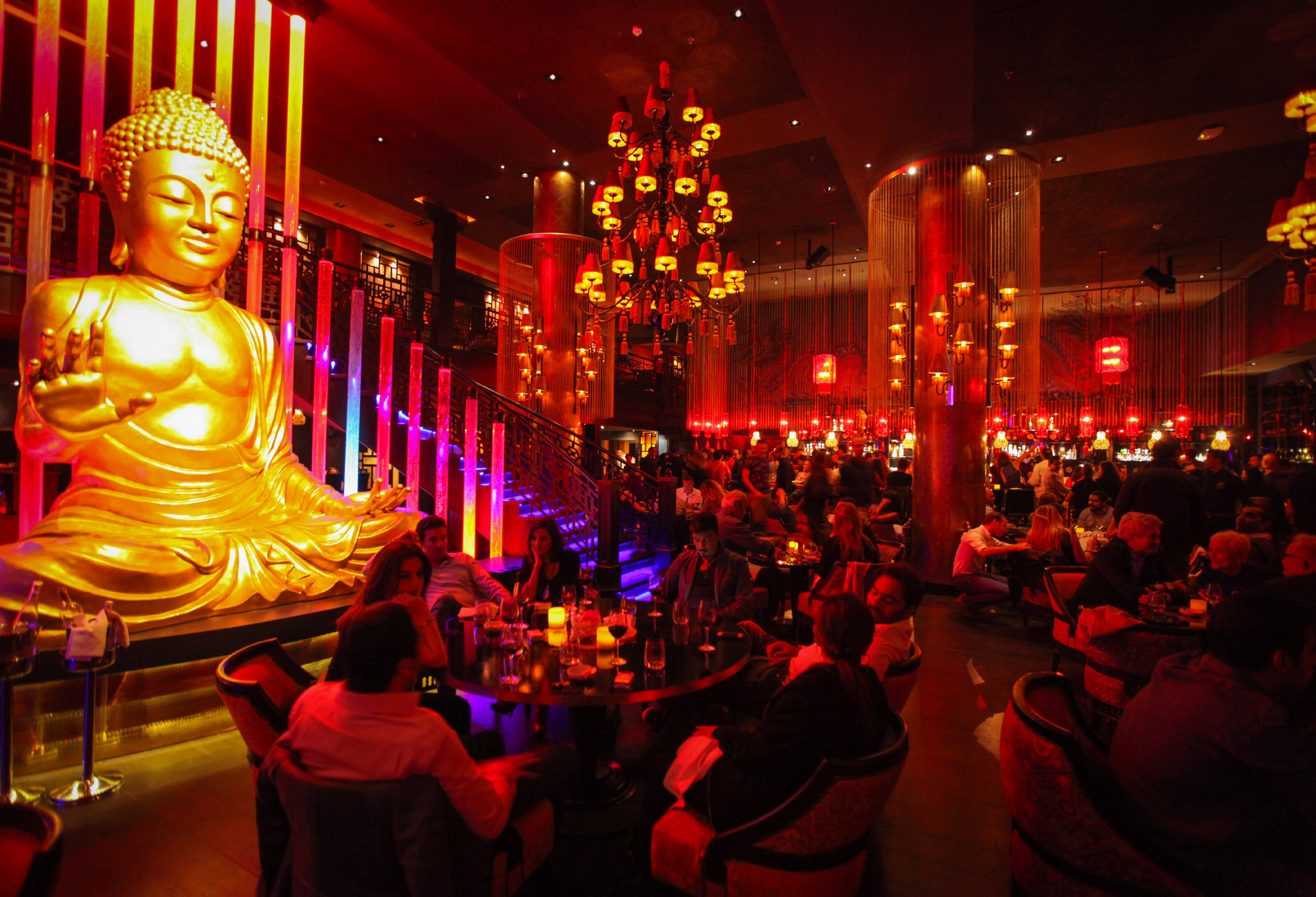 Билеты на Эйфелеву башню и шампанское в баре "Будда-Бар". 