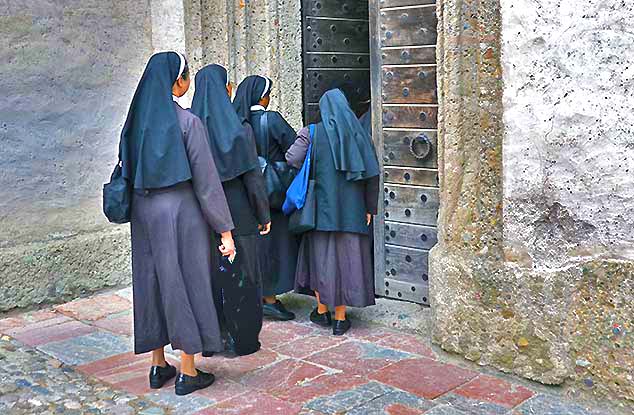 nuns enter church salzburg