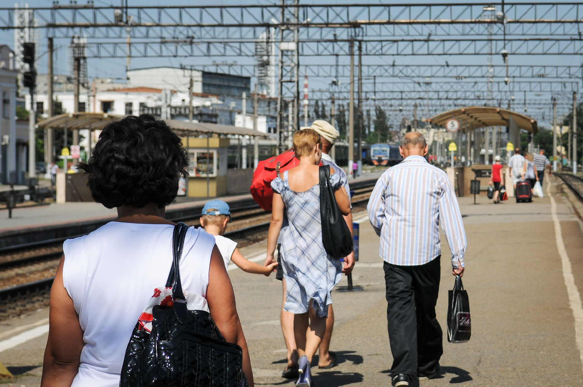 Ростовская и саратовская. Люди на автовокзале. Встреча на автовокзале. Эмигранты в Ростове. Женщины на автовокзале Ростова.