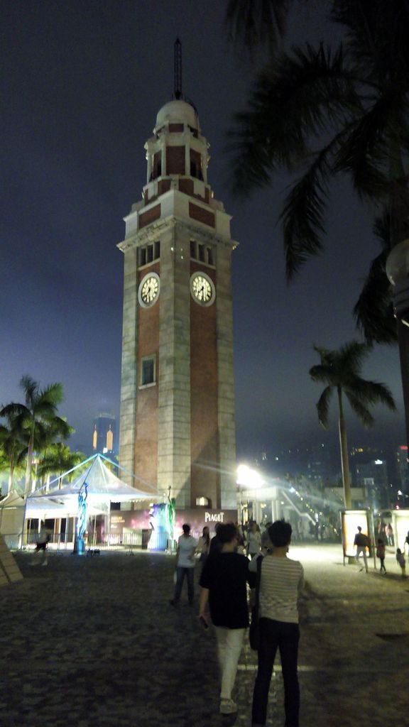 Часовая башня на центральной набережной Гонконга